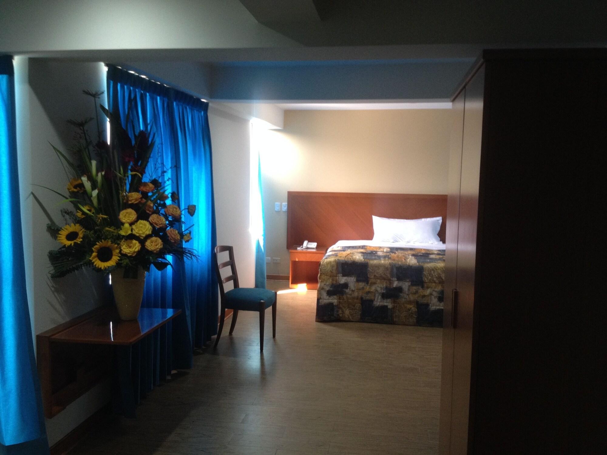 Hotel Esencia Suites Лима Екстериор снимка